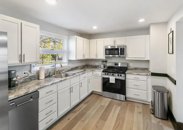 Warm 5 Bed Getaway Close To Navy Base Libertyville