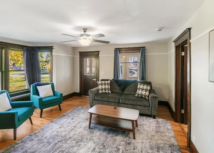 Warm 5 Bed Getaway Close To Navy Base Holiday home Libertyville