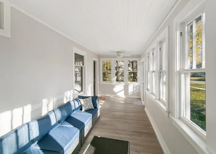 Warm 5 Bed Getaway Close To Navy Base Holiday home