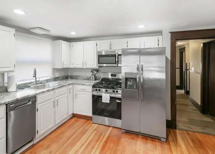 Warm 5 Bed Getaway Close To Navy Base *