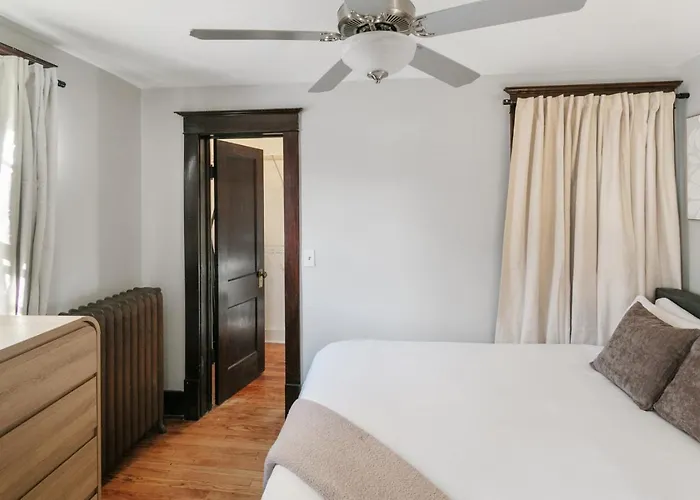 Warm 5 Bed Getaway Close To Navy Base Libertyville
