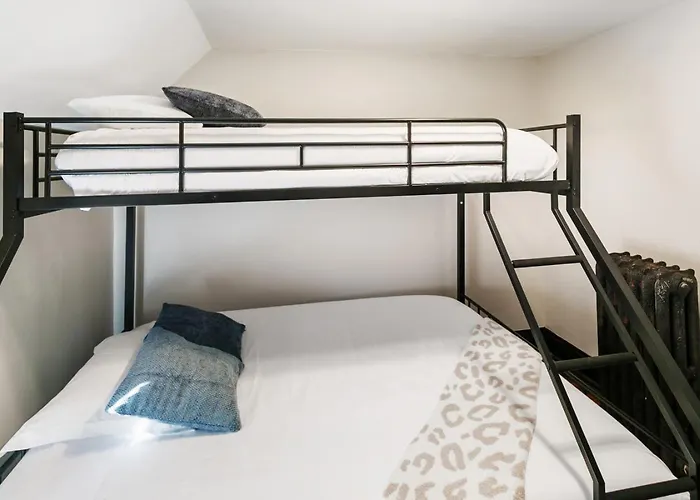 Warm 5 Bed Getaway Close To Navy Base *