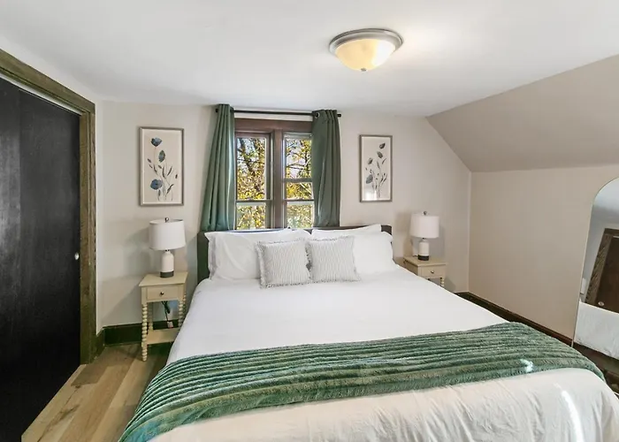 Warm 5 Bed Getaway Close To Navy Base