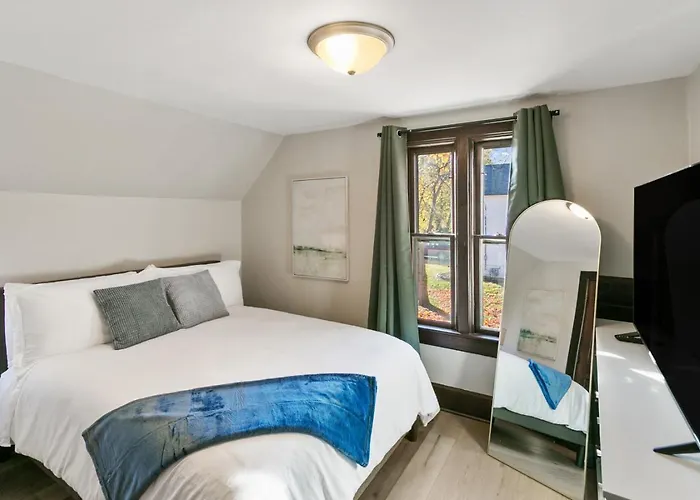 Warm 5 Bed Getaway Close To Navy Base