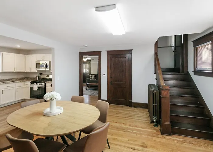 Warm 5 Bed Getaway Close To Navy Base Libertyville