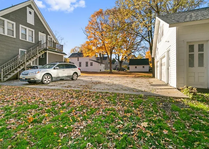 Warm 5 Bed Getaway Close To Navy Base