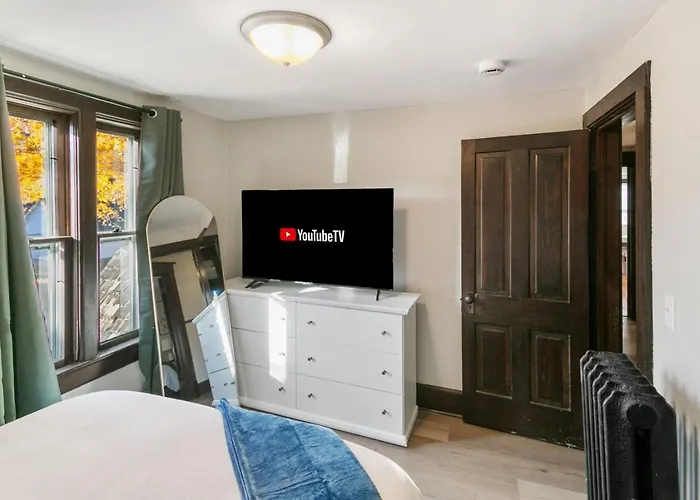 Warm 5 Bed Getaway Close To Navy Base Holiday home Libertyville